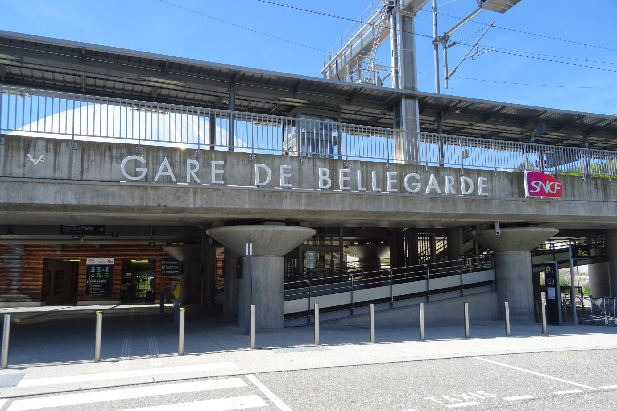 Classe-Affaires VTC Bellegarde sur Valserine Gare TGV Gare TGV de Bellegarde sur Valserine, architecture moderne avec panneaux lumineux et accès piéton.