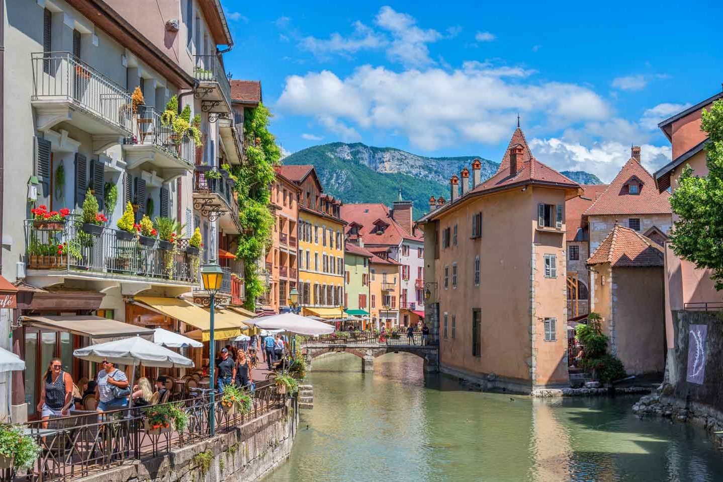 Classe-Affaires VTC Annecy Veyrier du Lac Canaux pittoresques entourés de bâtiments colorés à Annecy, la Venise des Alpes françaises.